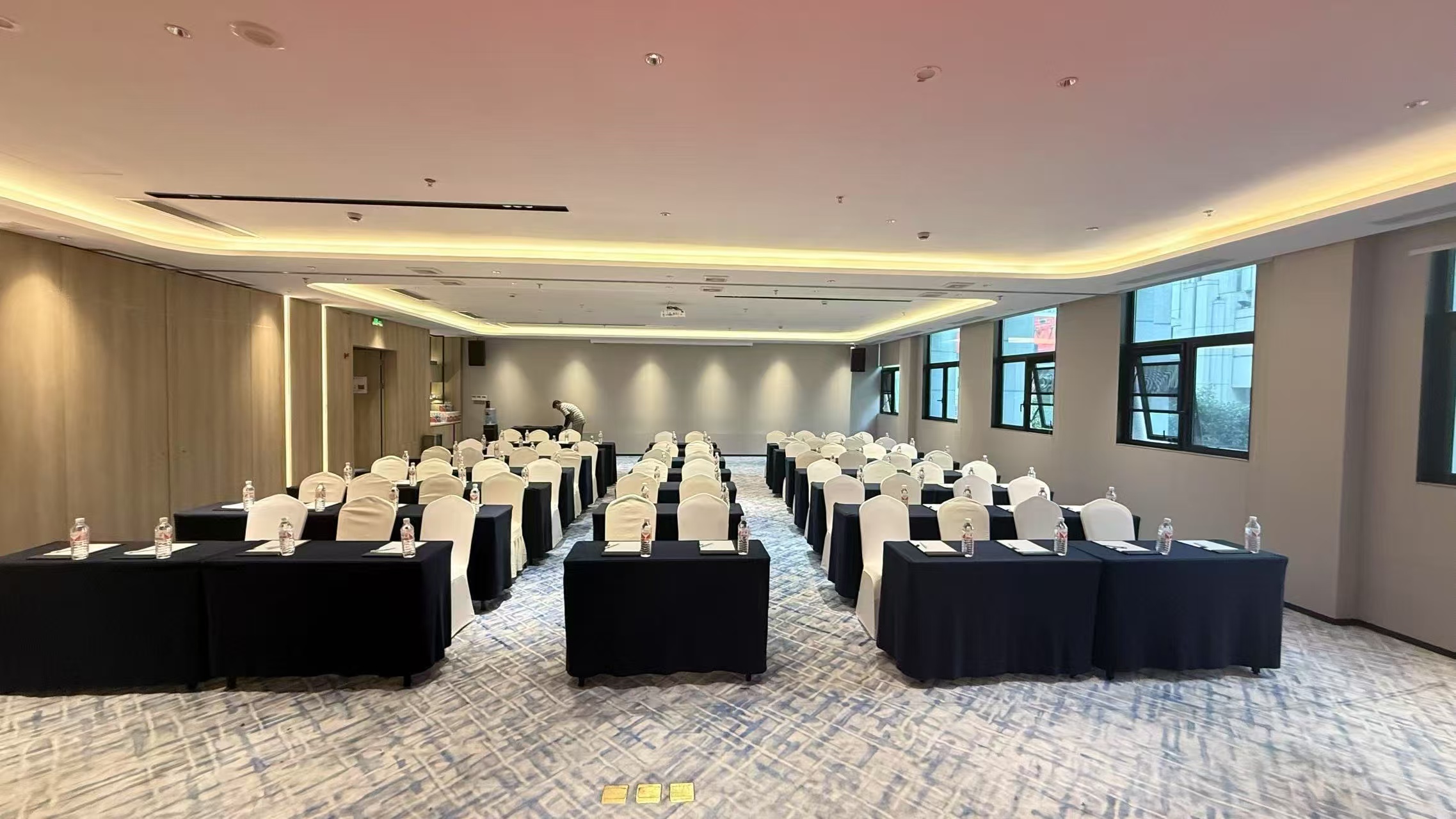HOLIDAY INN EXPRESS SHANGHAI HONGQIAO NECC HOTEL